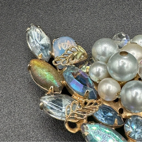 Stunning Blue and Gold Tone Faux Pearl Brooch with Crystal Beads - Picture 4 of 13